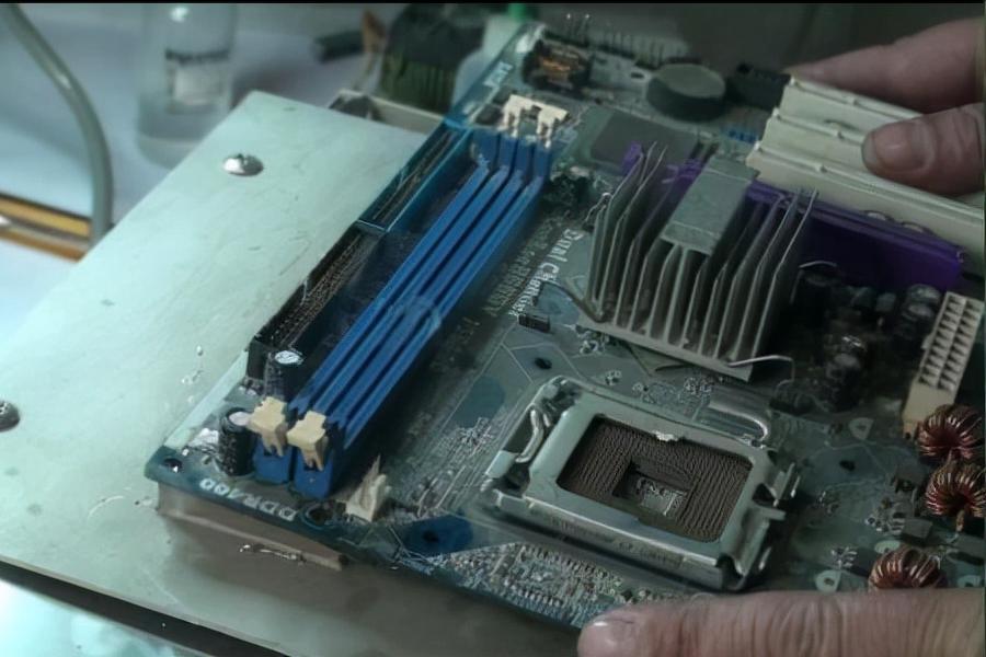 电脑开机显示器无信号键盘num不亮,电脑显示屏无信号是什么原因引起