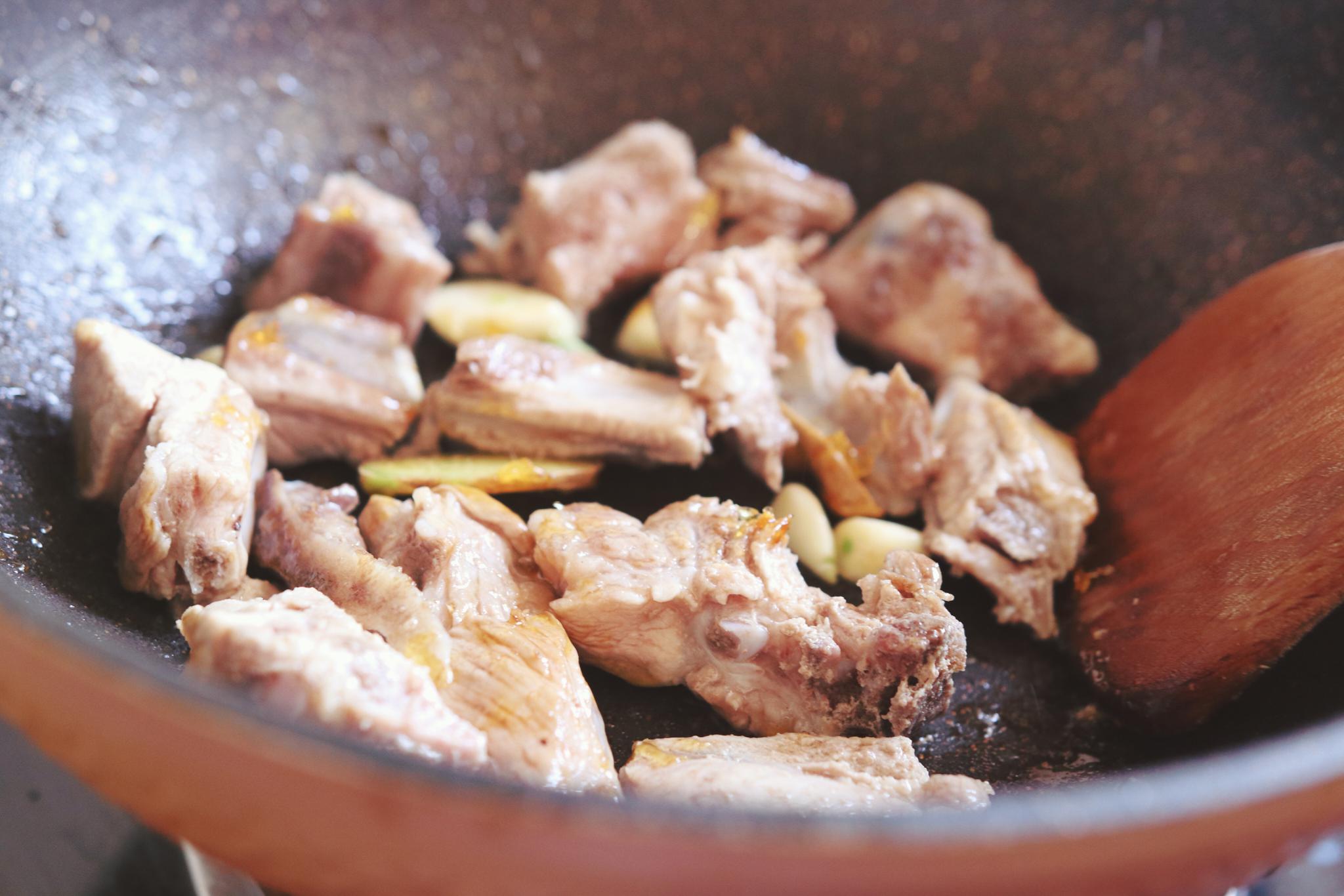 炖排骨时切记不要掉水,炖排骨切记不可加五香粉