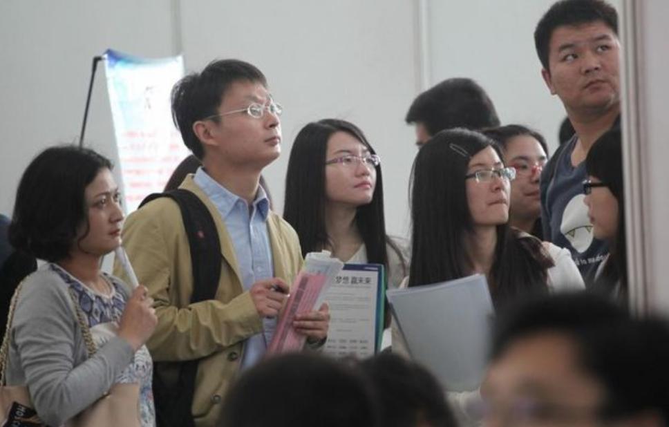 公务员真的永远是铁饭碗吗,95后吐槽公务员工资