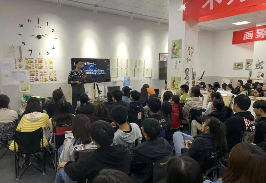 电竞专业就是学习“打游戏”?行业前景值得肯定,但仍需谨慎报考