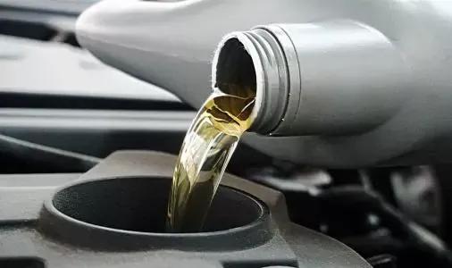 十几年的发动机用什么机油合适,轿车发动机换什么牌子的机油