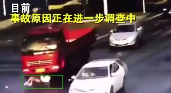 女孩被卷入车底众人将车抬起,女子连人带车被冲走获救