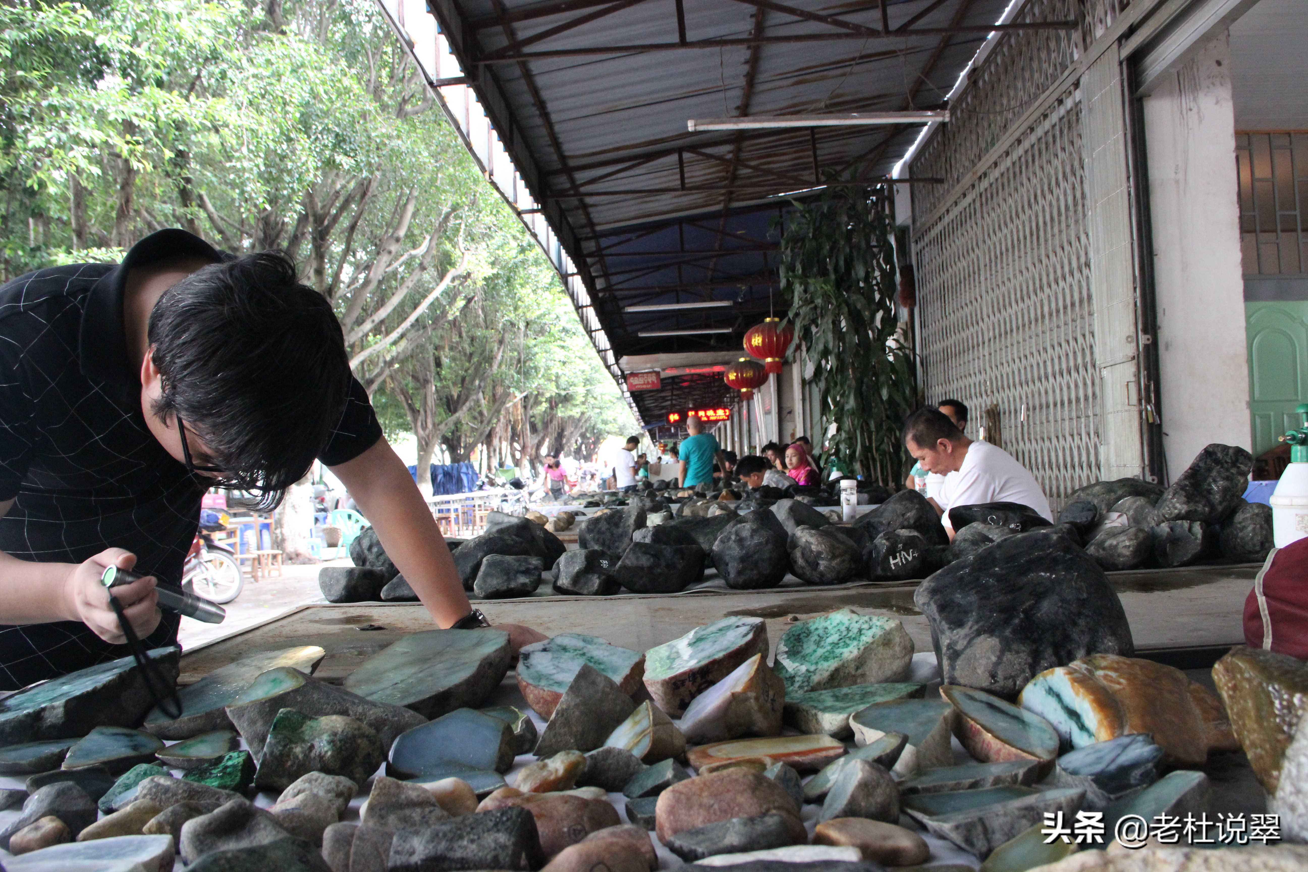 瑞丽翡翠市场最新消息,云南瑞丽翡翠市场有学徒