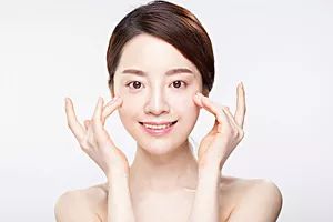 45岁女人脸上长黑斑是什么原因,女生脸上长黑斑是什么原因引起的