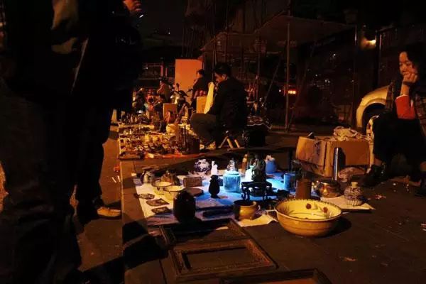 探索文玩鬼市场,老玩家看文玩鬼市