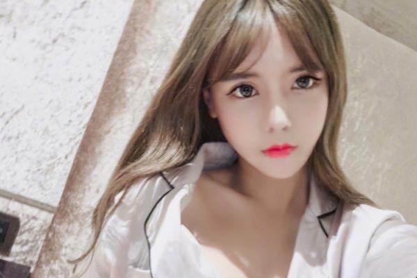 韩安冉直播“翻车”，面部僵硬被嘲讽，小猪妹长大要当警察抓妈妈