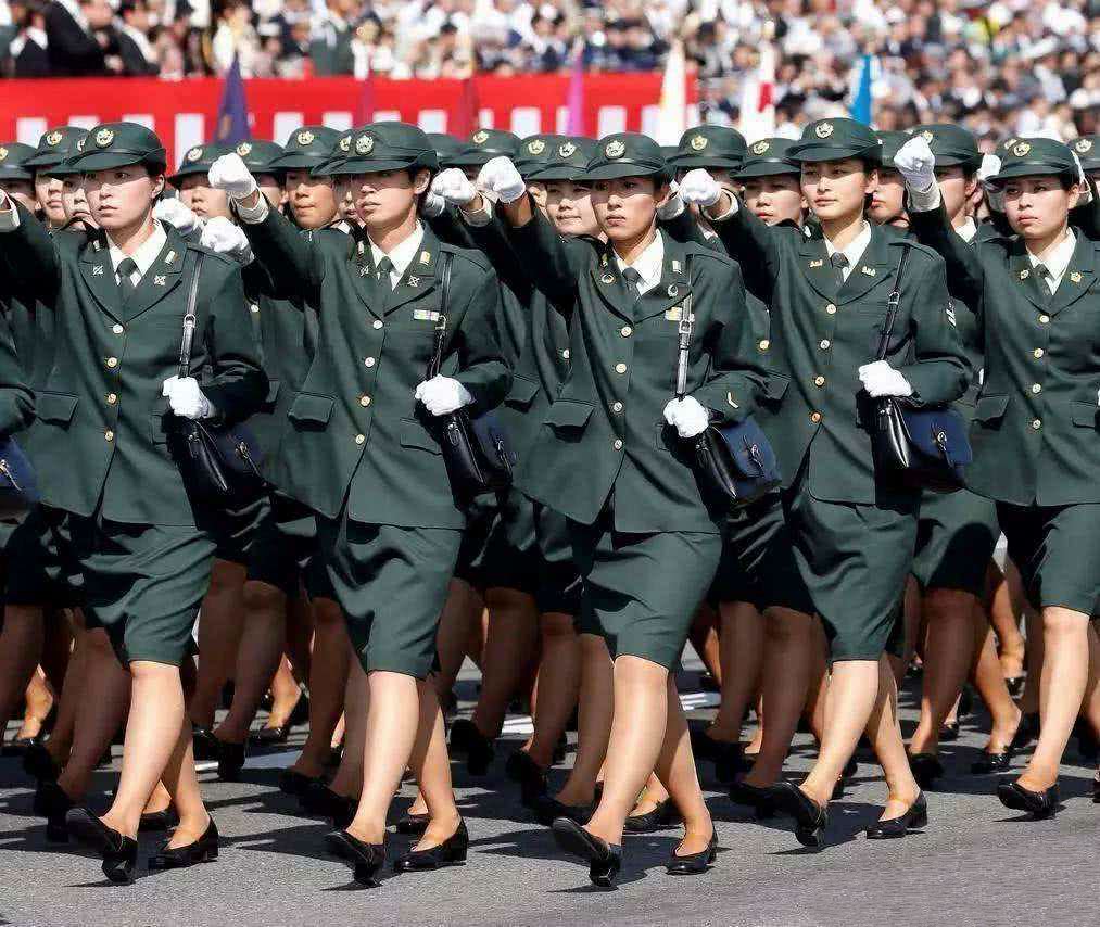 日本阅兵式上的女兵,日本女兵阅兵仪式对比