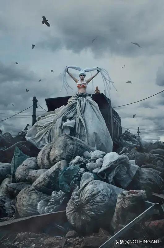 给明星做造型的“垃圾”行为艺术家?雷人背后的那一份深刻……