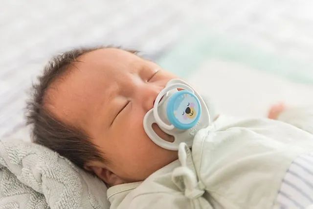 给宝宝用安抚奶嘴影响长牙吗,给宝宝用安抚奶嘴嘴巴会凸吗