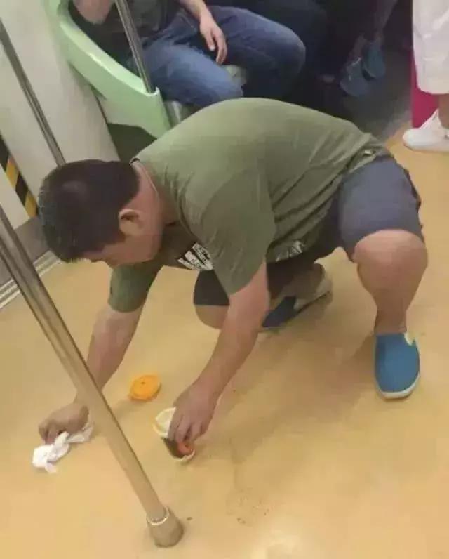 这才是董卿真实的样子,董卿跪地为什么获得网友的称赞