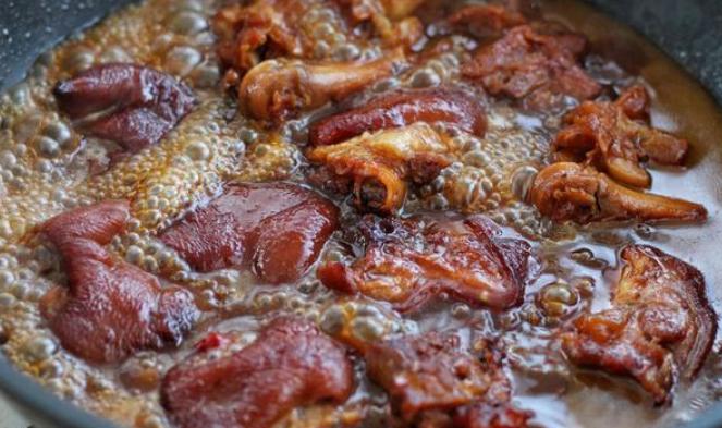 猪蹄炒糖色总容易糊？小火慢炒色泽才红润！入味又有嚼劲