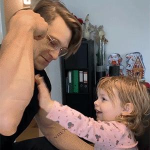 90后奶爸搞怪哄娃,肌肉奶爸带娃路人反应