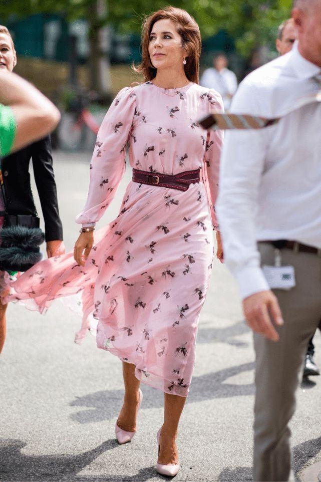 丹麦王储妃唐纳森穿衣图片,丹麦王储妃玛丽绿色西装