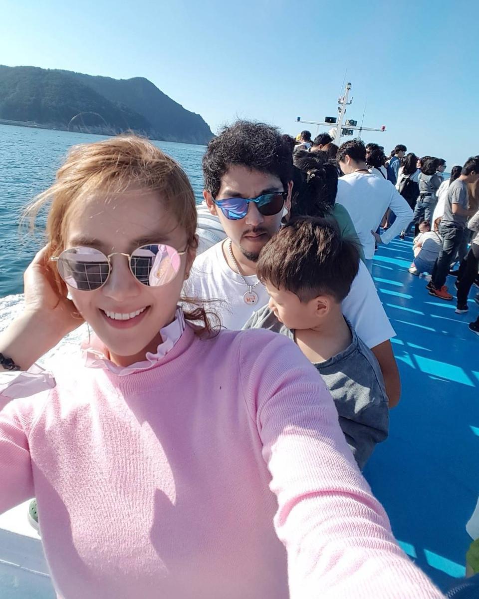 韩女星刘荷娜“越界”了?与公公互动亲密,还称老公安装隐藏相机