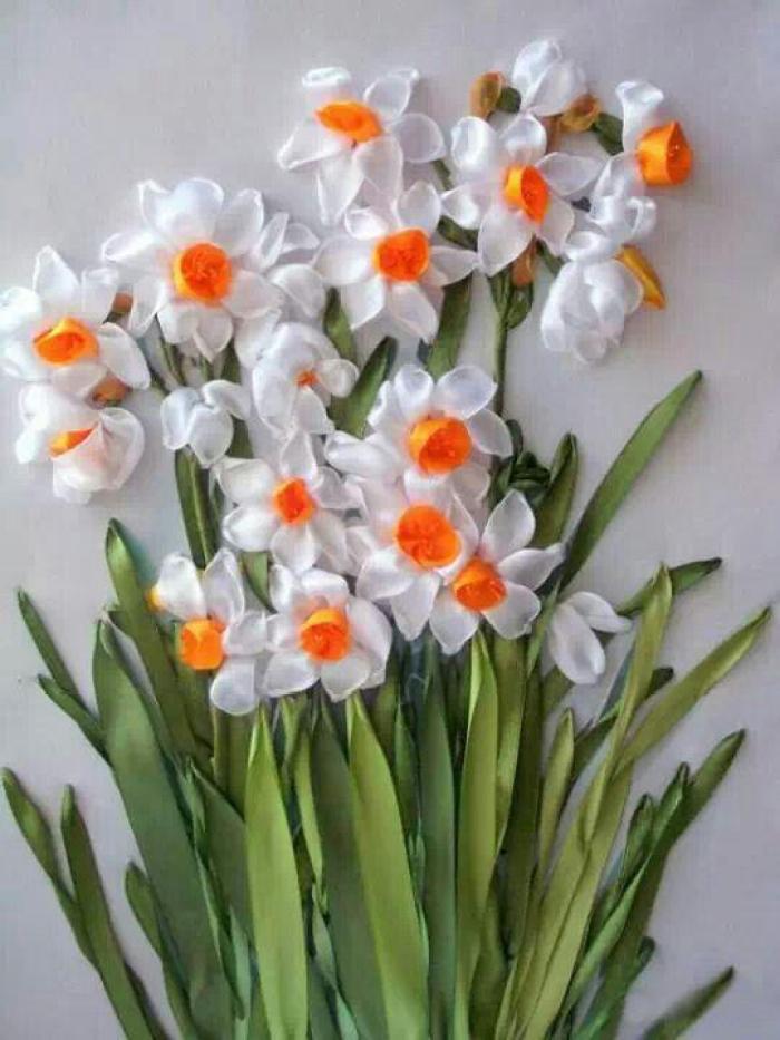 最新流行的十字手工刺绣,两条丝带绣的立体花瓣绣教程