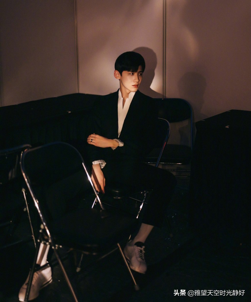 痞帅风男明星壁纸黑色,黑色西装壁纸