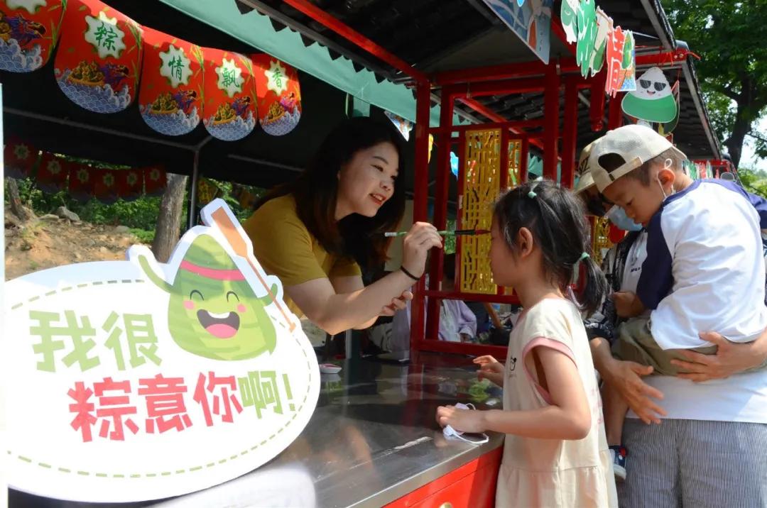 重庆端午假期我市各景区人气爆棚,我市端午假日旅游业复苏势头强劲