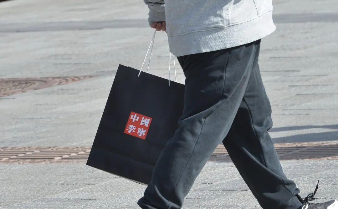 炒鞋多疯狂2天就赚150万,疯狂的炒鞋圈90后靠炒鞋月入百万