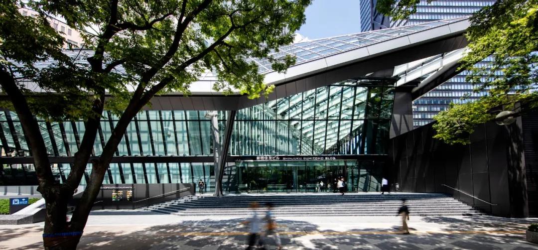 为高层穿“裙子”，新宿住友商事大楼/日建设计