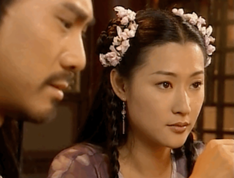 出生7天父母离婚,遭兄母凌虐嫌弃,演《绝代双骄》成最美慕容九