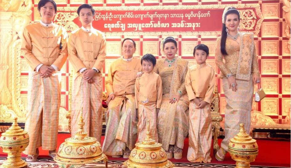 缅甸翡翠饰品大全,缅甸翡翠百万级别的翡翠