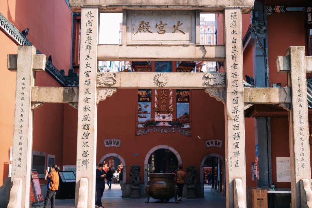 把繁华踩在脚下,将吃喝囊括周边。去长沙要住地标里