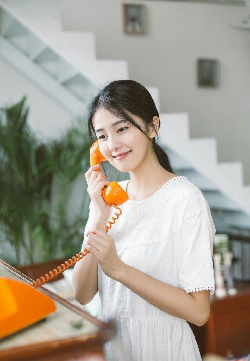 粉色唐老鸭卫衣江疏影,江疏影穿粉色外套和裤子潇洒时尚