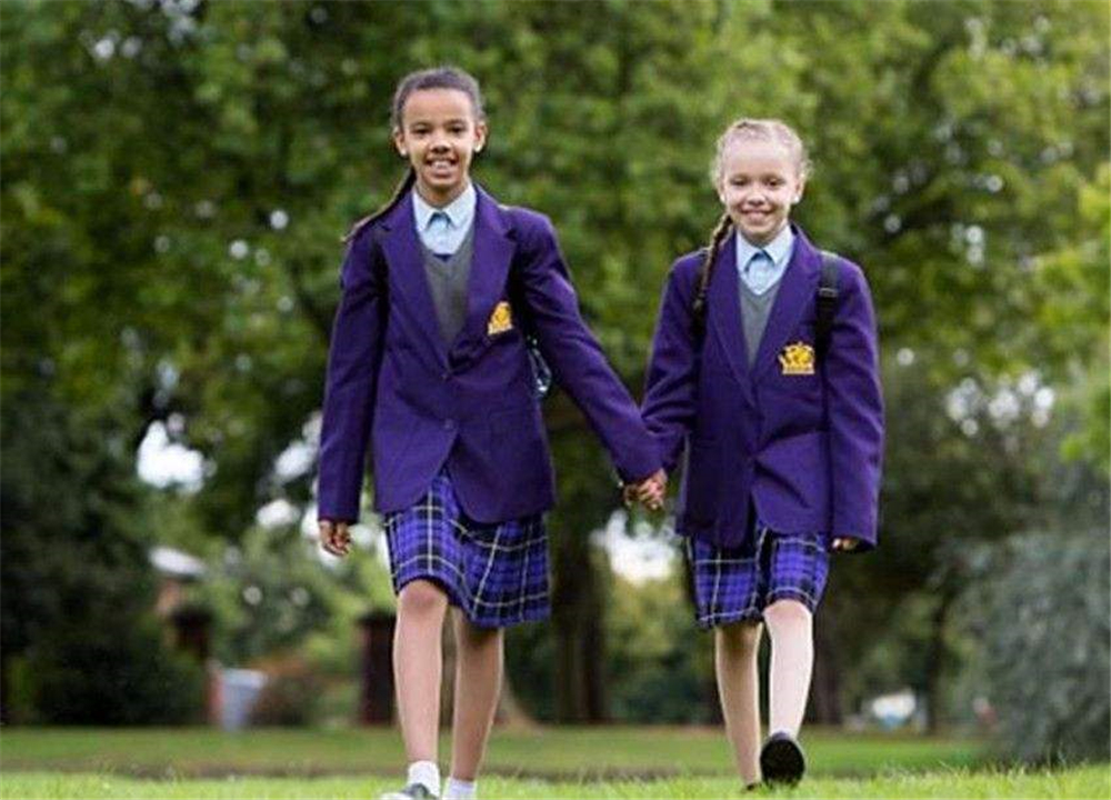 双胞胎姐妹相貌不一，被人调侃“奥利奥姐妹”，如今变成什么样了