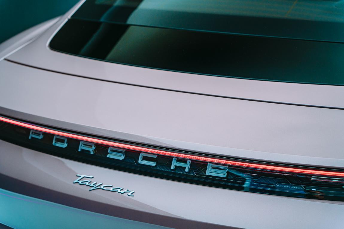 taycanturbos冰莓粉,买不起taycan的比亚迪