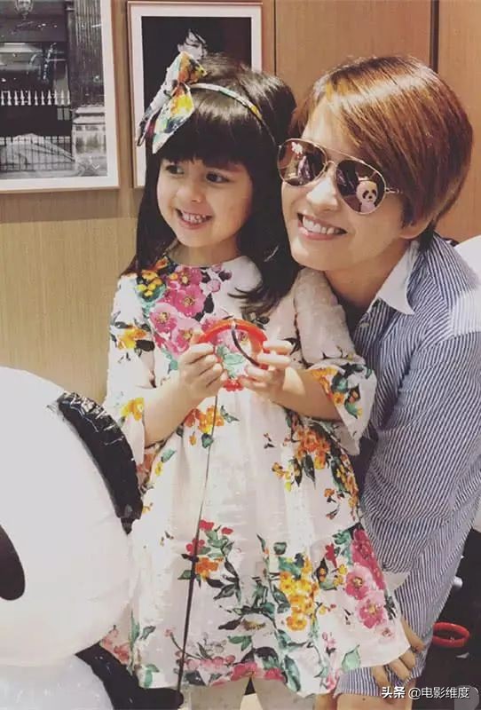 44岁梁咏琪晒和女儿照片 (梁咏琪怎样认识西班牙老公)