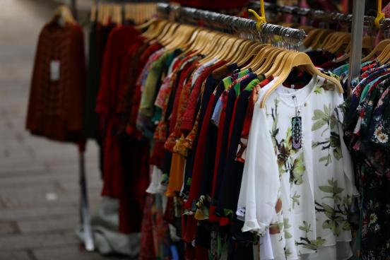 你不知道的暴利生意,靠尾货服装赚几亿