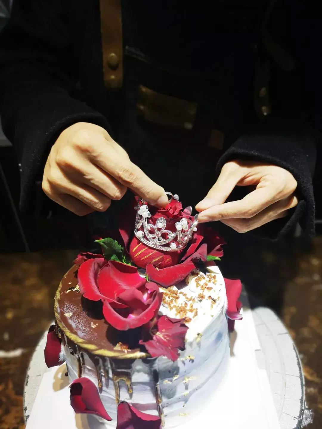 撒花小哥哥视频,撒花小哥哥