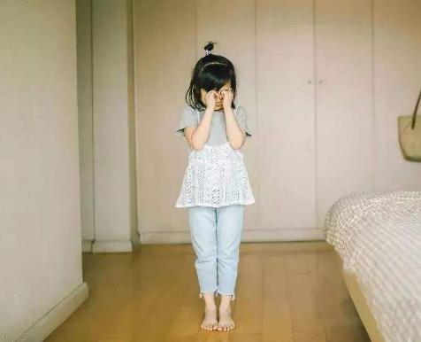 孩子情绪一点就炸,小孩一点事就发脾气暴躁控制不住