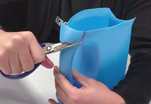 使用洗衣机置物架,洗衣瓶改造吹风机置物架