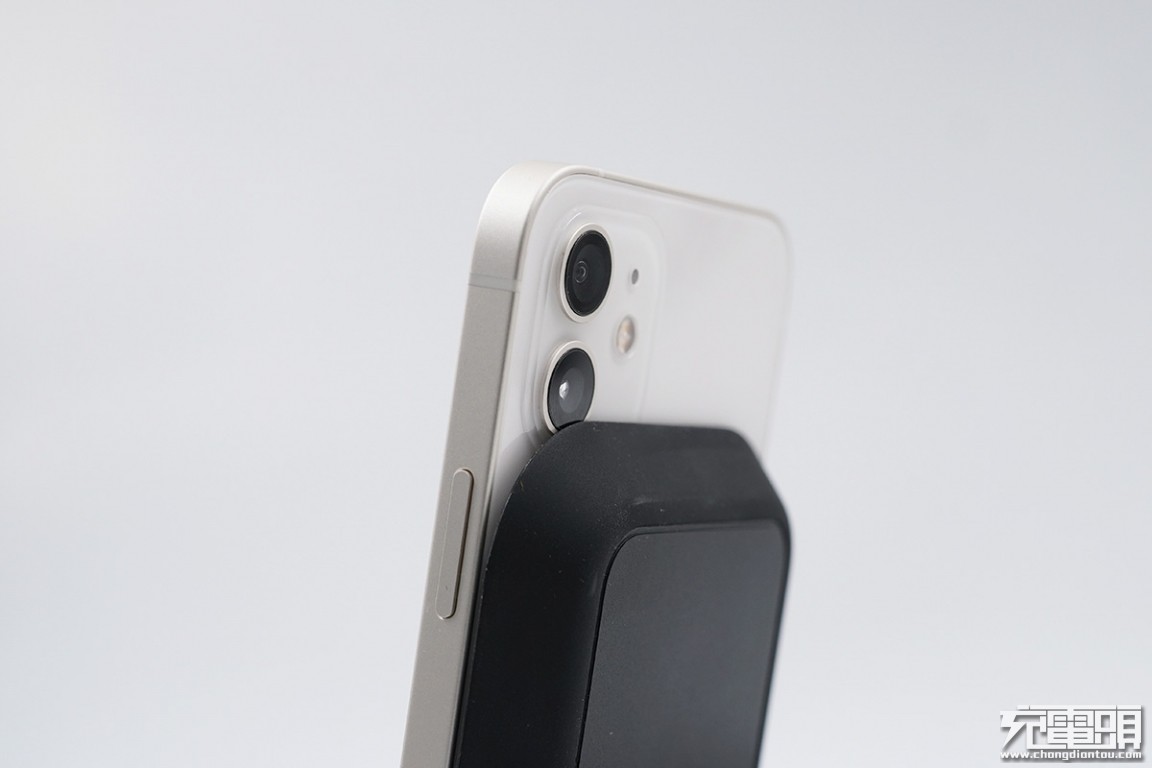 mophie二合一无线充电底座,mophie推出四合一无线充电器