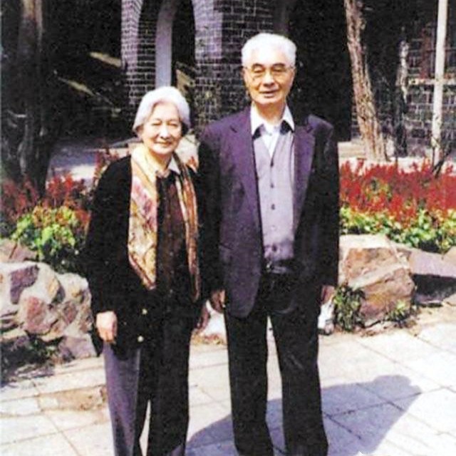 荣毅仁相伴70年的妻子，亲自为丈夫擦皮鞋，96去世与丈夫共葬