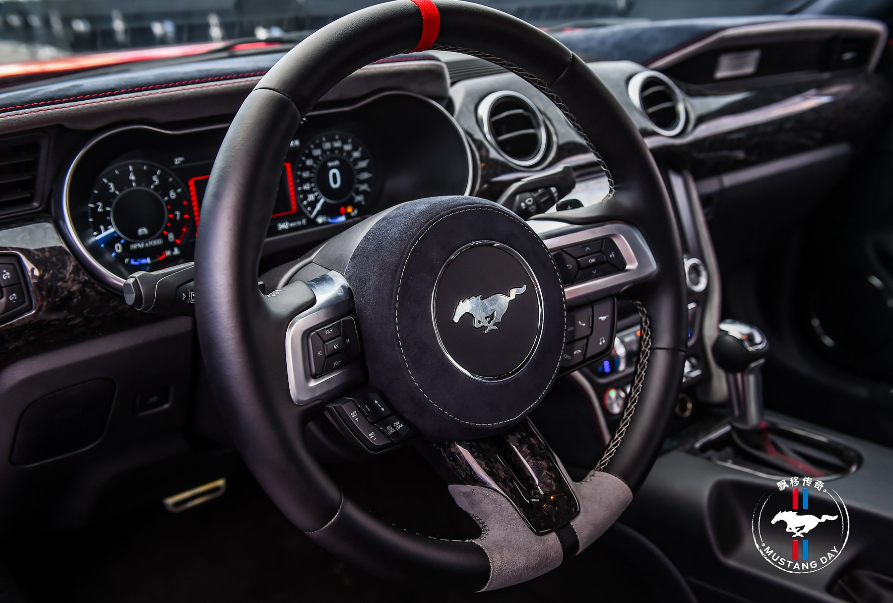 开mustang漂移,烧胎起步漂移的视频
