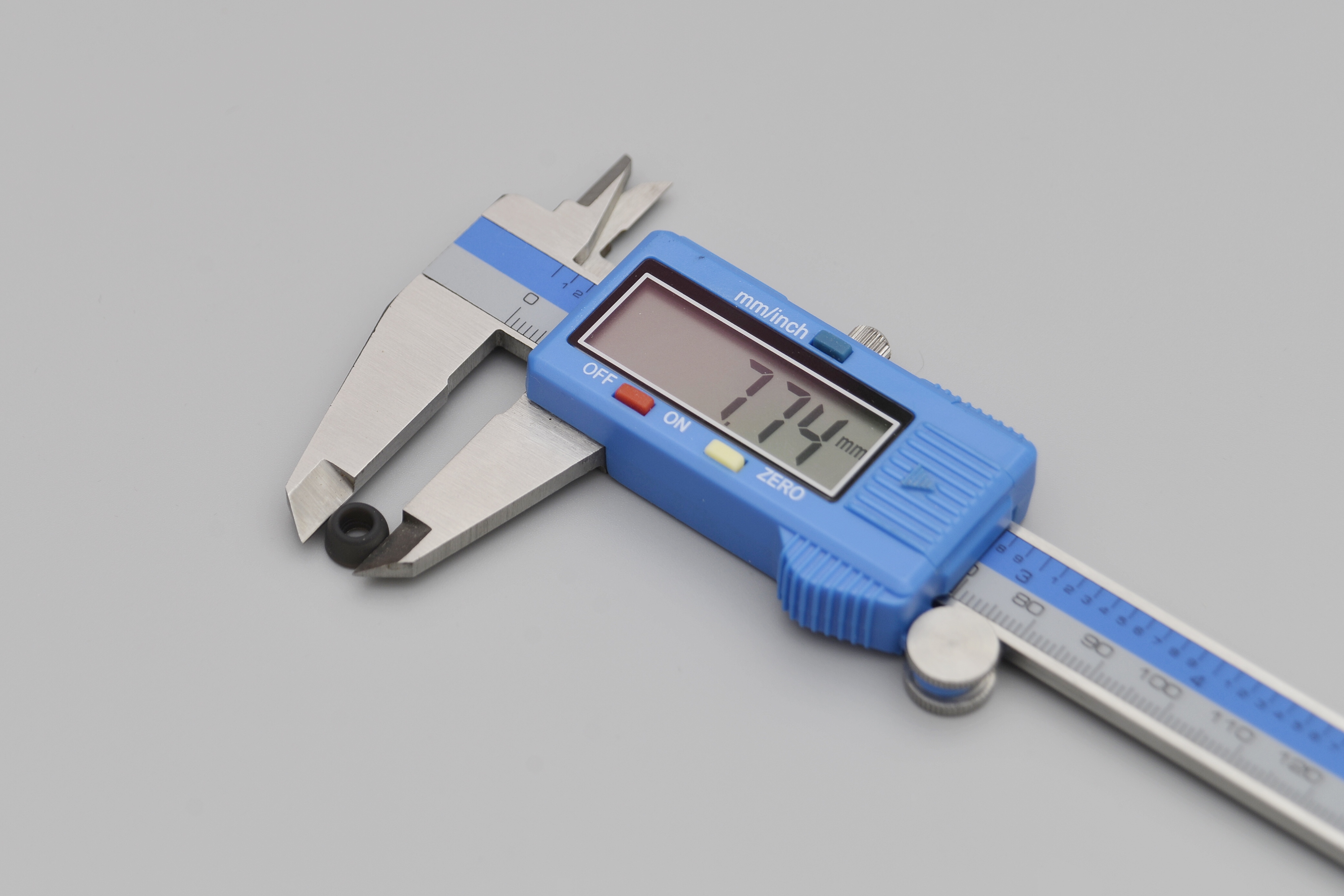 抗30km/h风噪是亮点，日常使用无压力。体验mifoO7蓝牙耳机