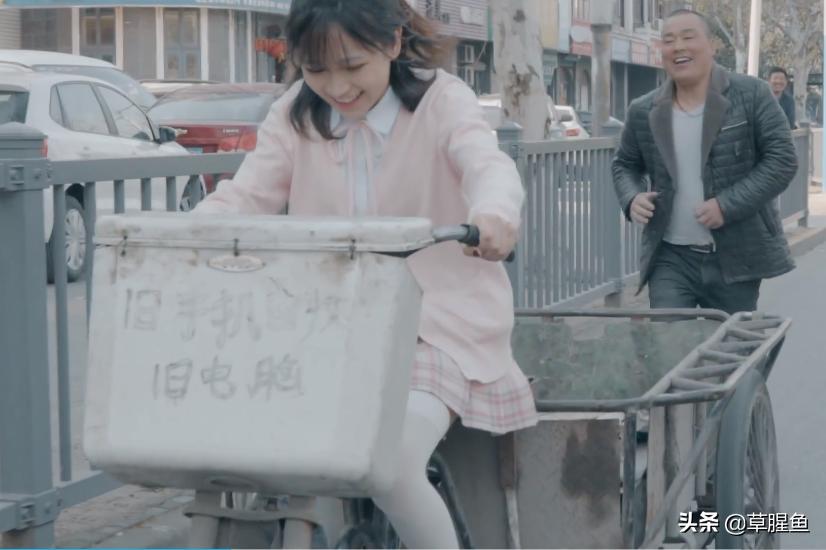 B站小姐姐满足粉丝要求，穿白丝蹬三轮车，网友表示有创意