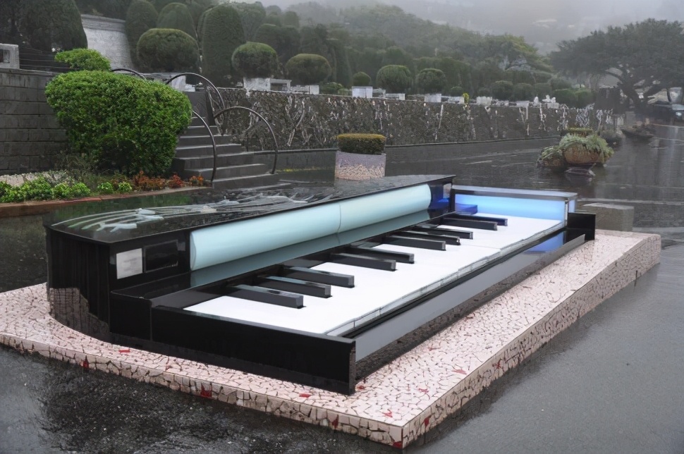 邓丽君筠园离玫瑰园有多远,邓丽君长眠筠园在哪里