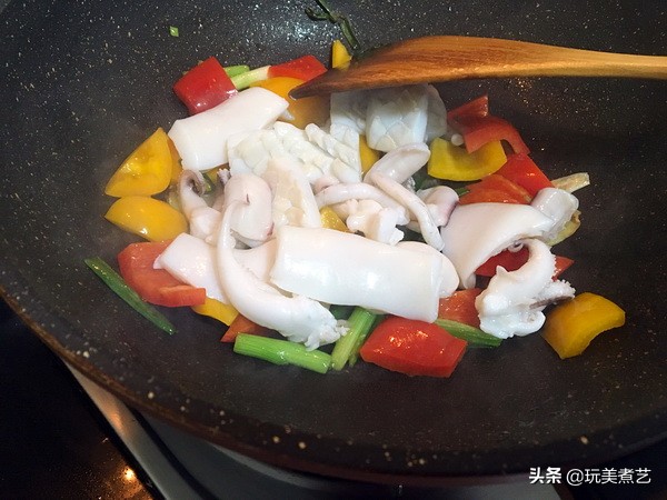 深藏不露的墨鱼，吐得你满脸污黑，抓拿归案，缤纷上桌