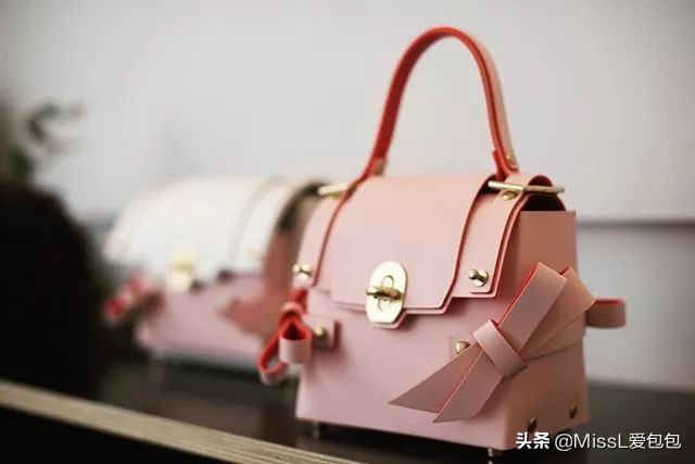 天热了买件衣服,天热了该买什么衣服呀