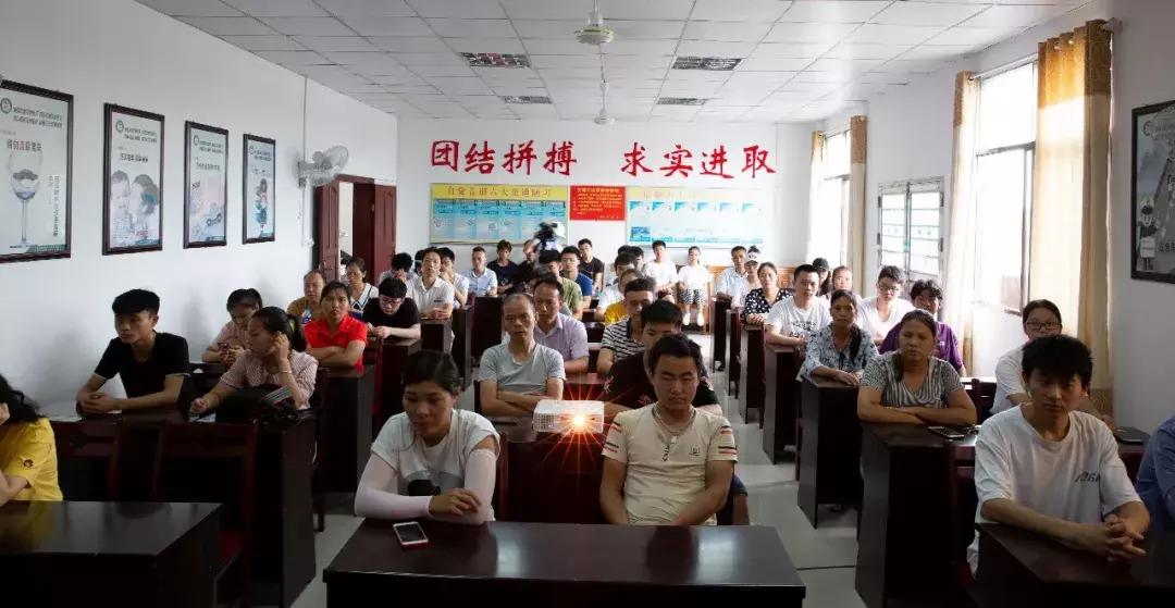 遂川交警深入驾校为开班新学员送上交通安全课！