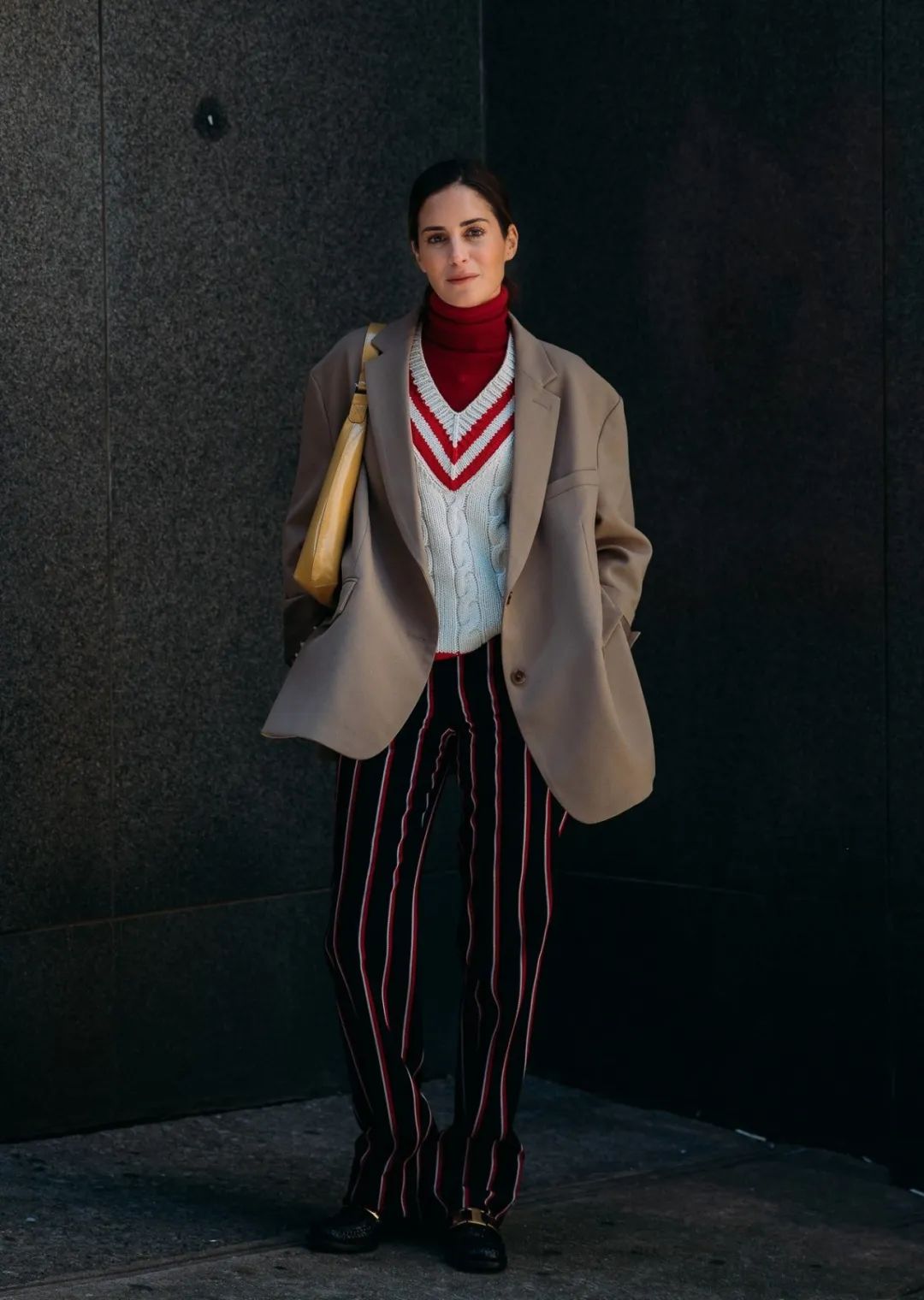 小香风外套内搭打底衫,深绿色外套内搭黄色打底衫