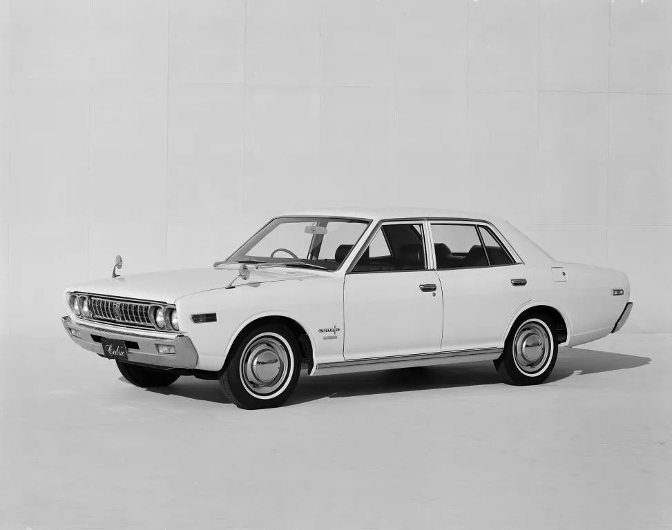 日产公爵老款车型,日产丰田皇冠