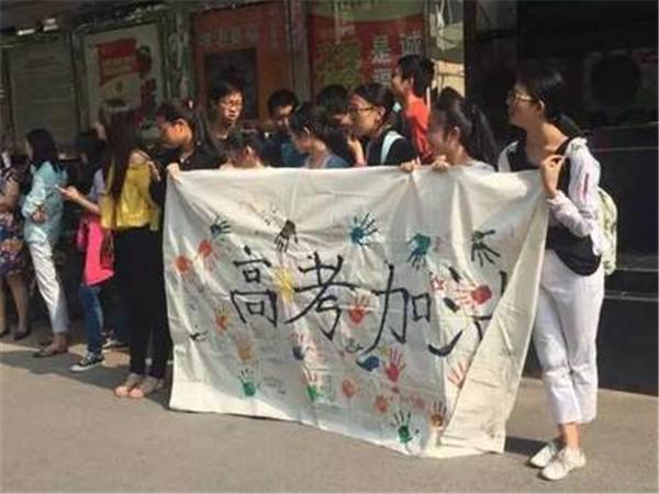 偷高考试卷可行吗?18年前真的有人做到了,可苦了那一年的考生