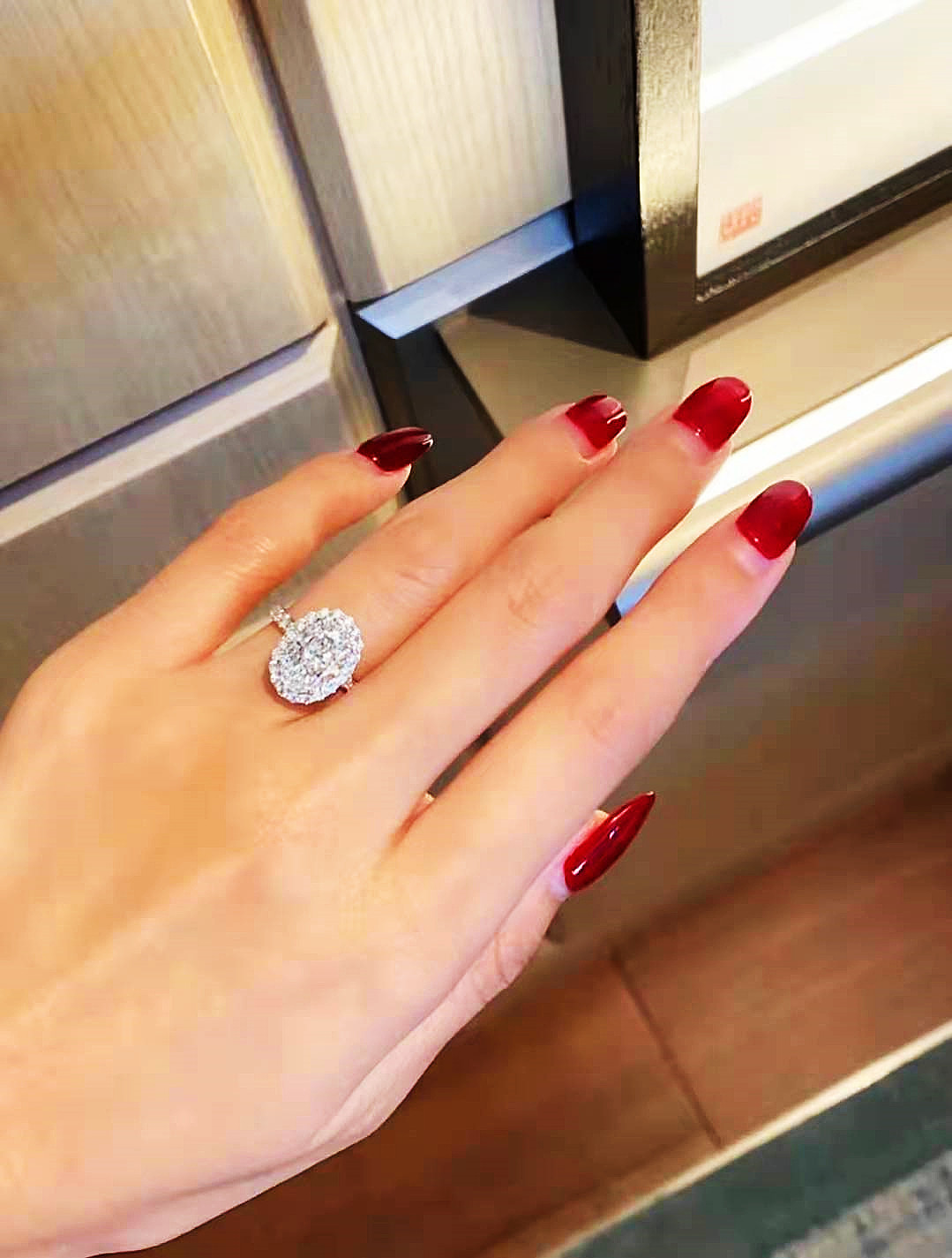 钻石星光下的梦想,珠宝的轻奢甜美,就像流动的时尚光影