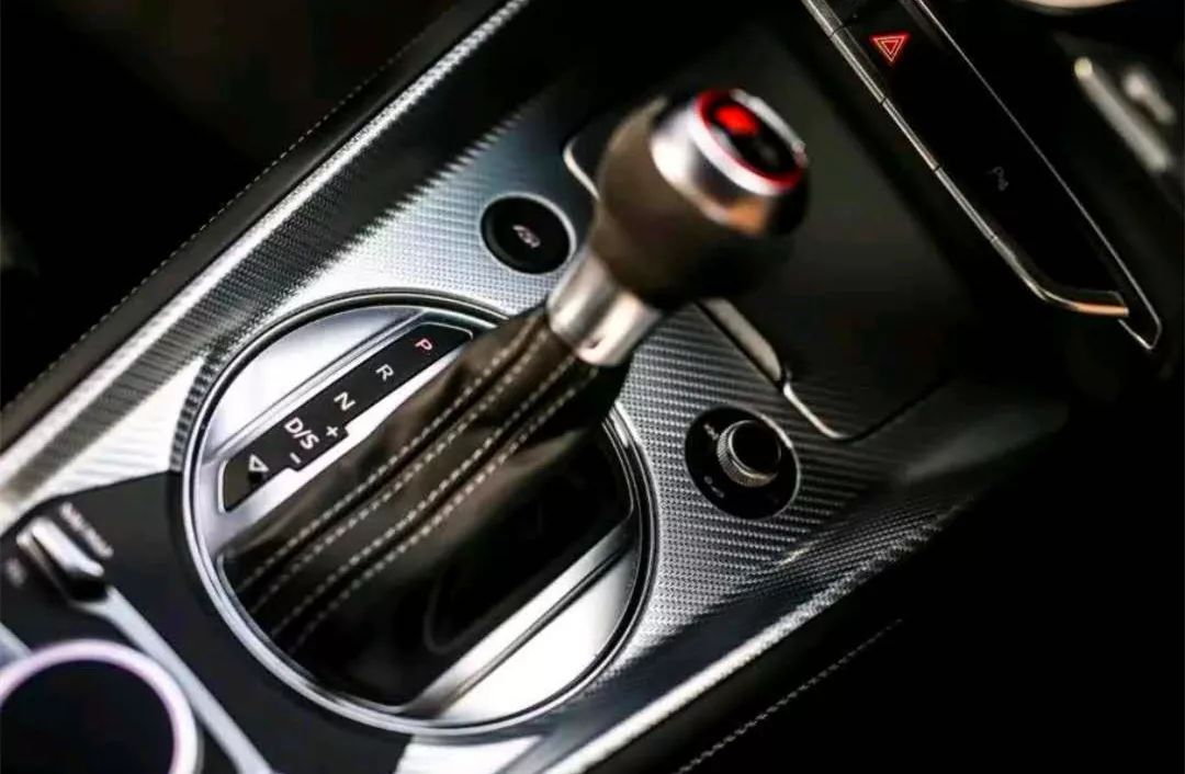 挂d挡踩刹车对变速箱有影响吗,d挡长时间踩刹车损伤变速箱吗