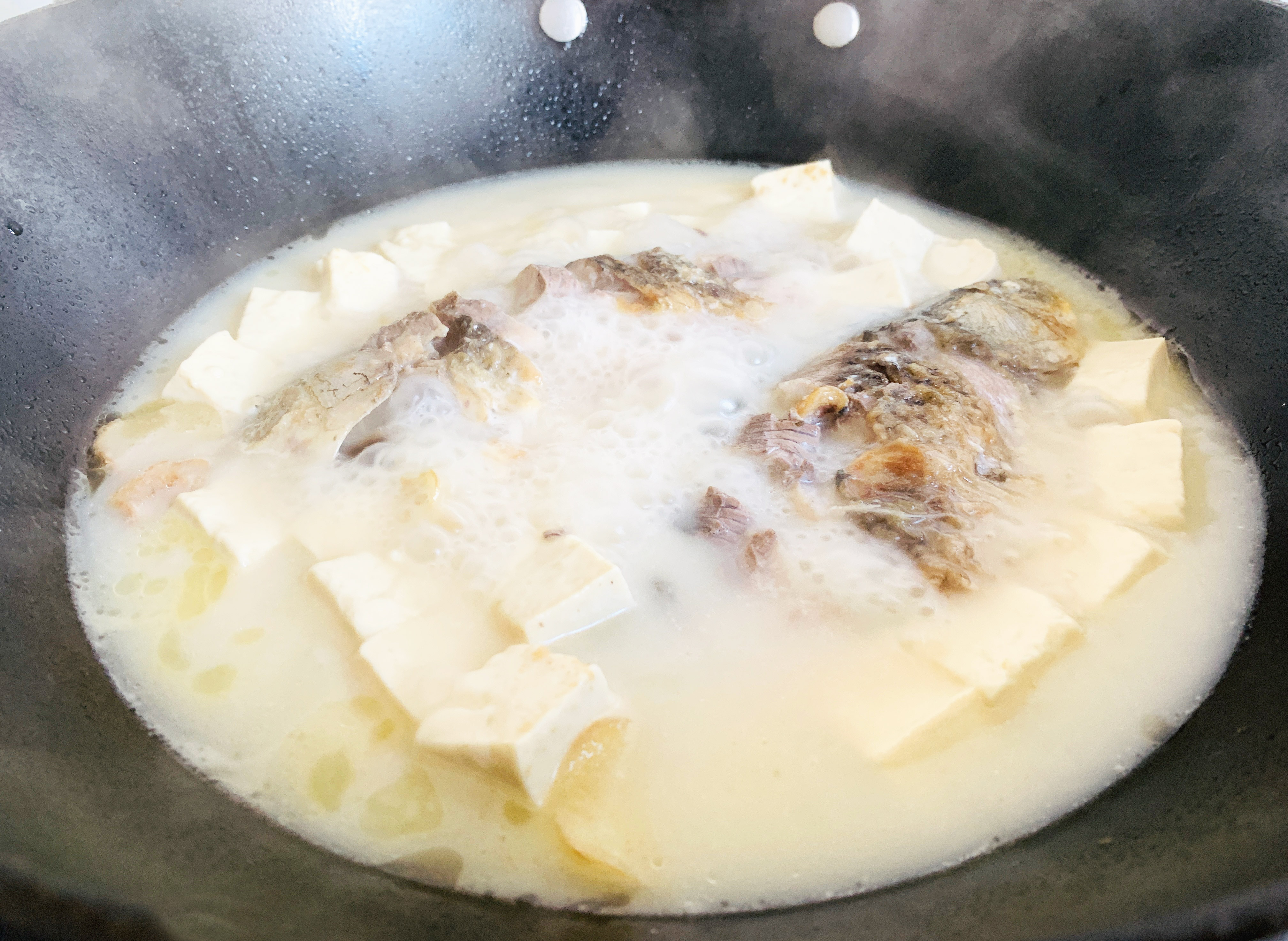 鱼汤的做法鲫鱼炖豆腐放什么材料,鲫鱼炖豆腐豆腐怎么更入味