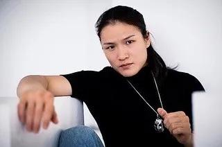 嘲讽中国疫情的外国拳手，被这个中国姑娘打成了猪头